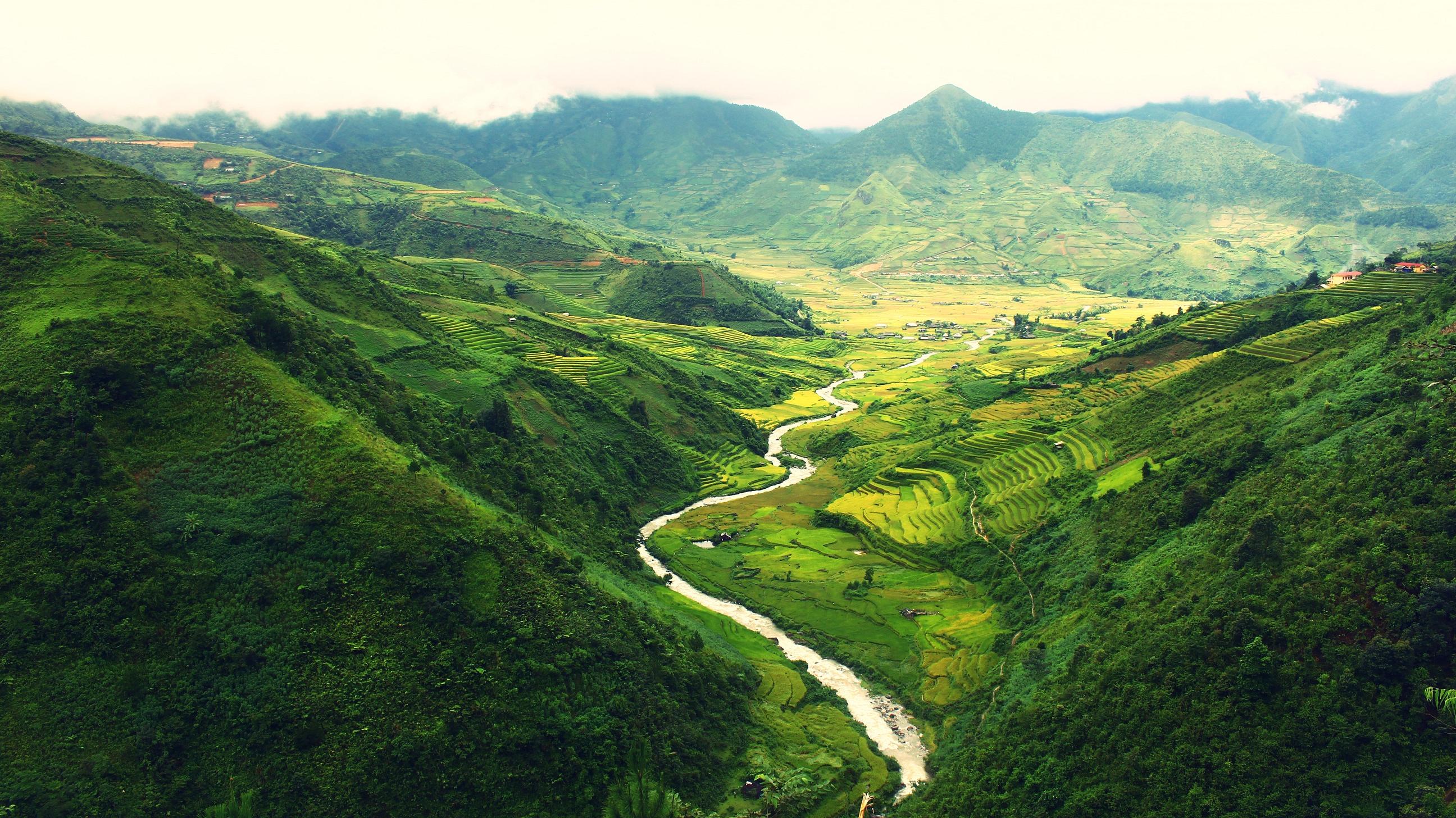 Nho Que river winding through limestone mountains, Ha Giang